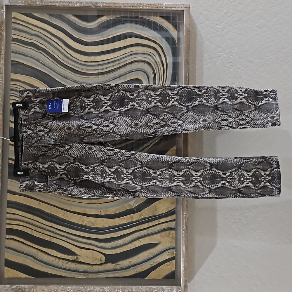 NWOT Size 14 APT 9 Womens  FUN Snakeprint Jeans with Tummy Control! Slimming!